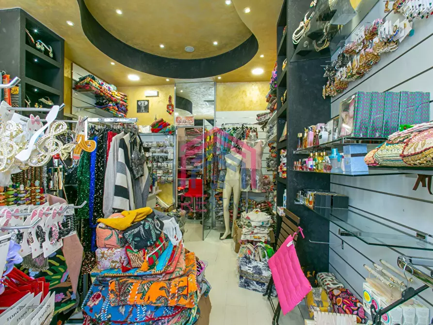 Immagine 4 di Negozio in affitto  in Via Roma 188 a Pomezia