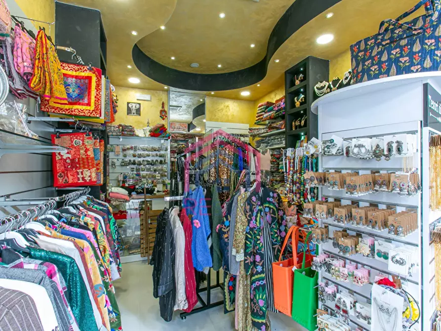 Immagine 6 di Negozio in affitto  in Via Roma 188 a Pomezia