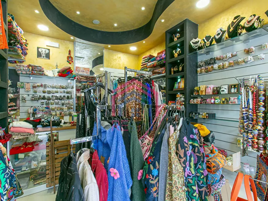 Immagine 7 di Negozio in affitto  in Via Roma 188 a Pomezia