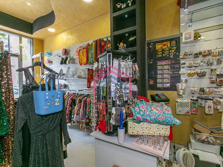 Immagine 9 di Negozio in affitto  in Via Roma 188 a Pomezia