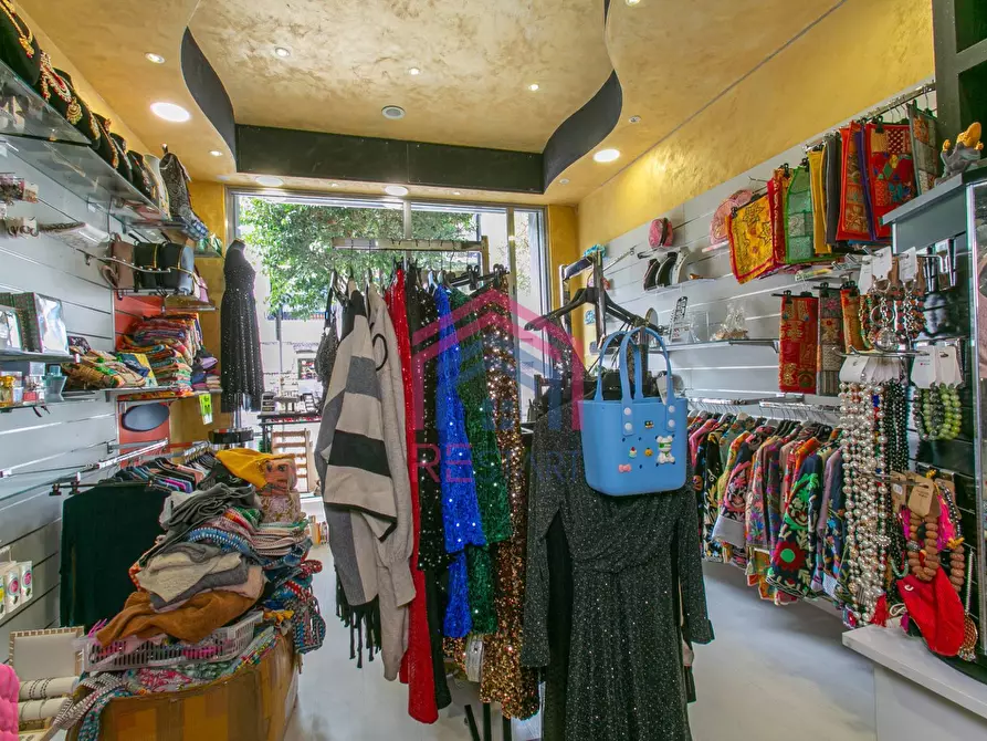 Immagine 10 di Negozio in affitto  in Via Roma 188 a Pomezia