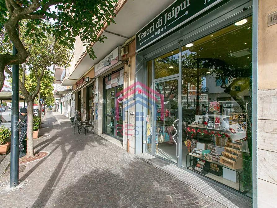 Immagine 2 di Negozio in affitto  in Via Roma 188 a Pomezia