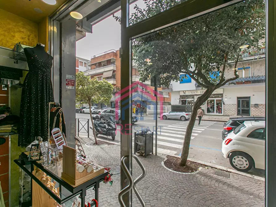 Immagine 3 di Negozio in affitto  in Via Roma 188 a Pomezia