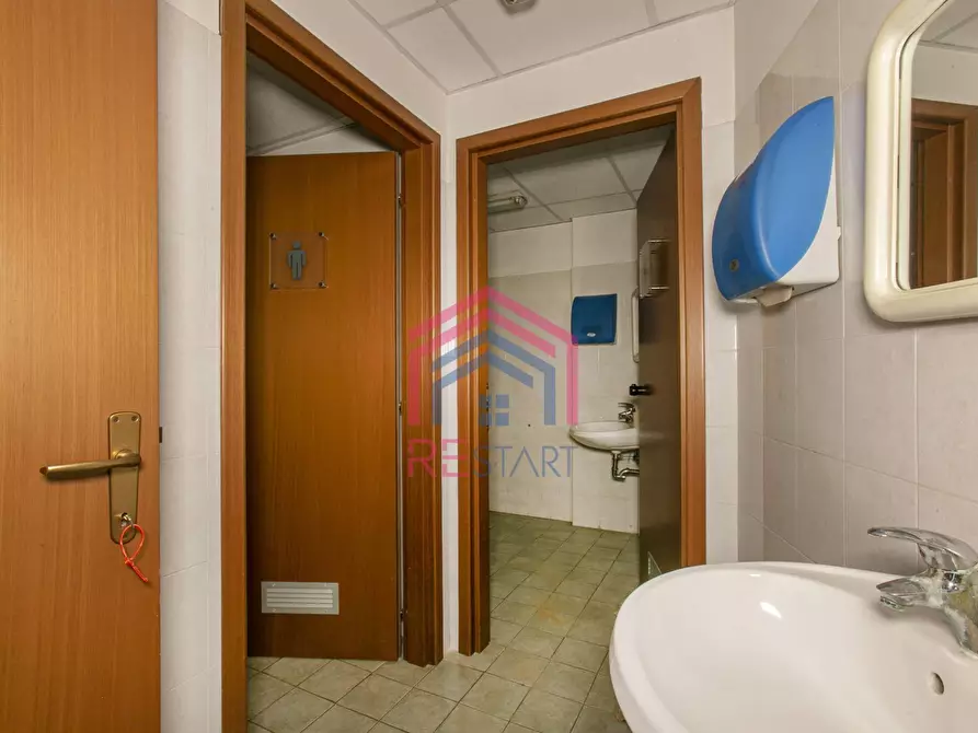 Immagine 11 di Locale commerciale in affitto  in Via della Motomeccanica 3 a Pomezia