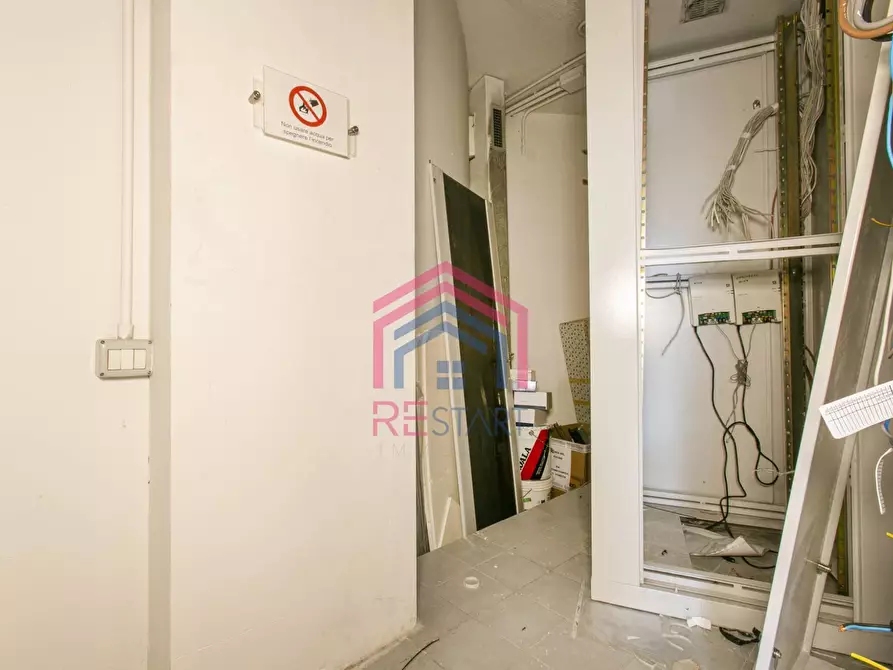 Immagine 12 di Locale commerciale in affitto  in Via della Motomeccanica 3 a Pomezia