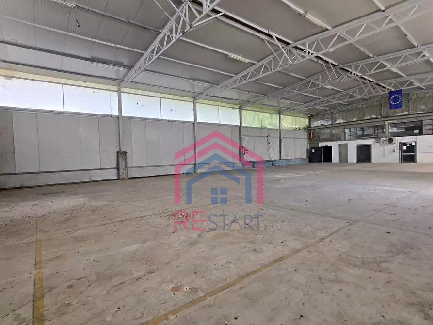 Immagine 7 di Capannone industriale in affitto  in Via De La Comunella 188-200 a Roma