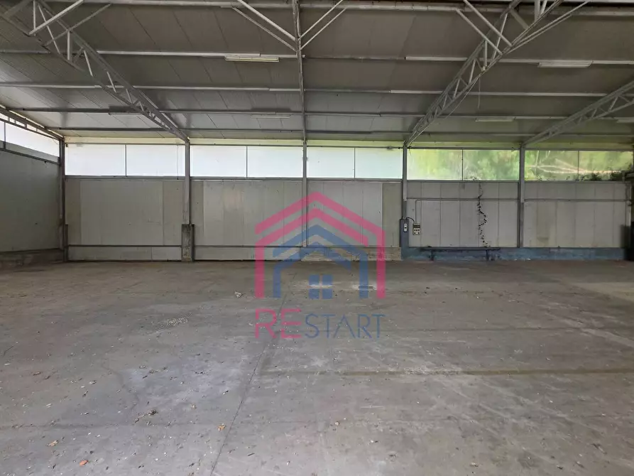 Immagine 10 di Capannone industriale in affitto  in Via De La Comunella 188-200 a Roma