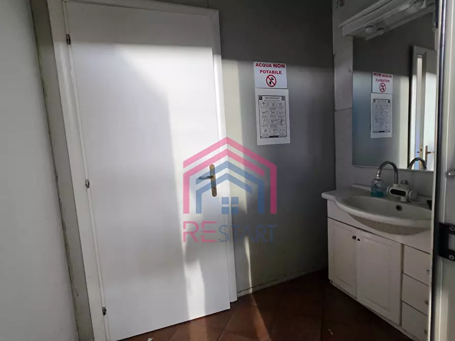 Immagine 15 di Capannone industriale in affitto  in Via De La Comunella 188-200 a Roma