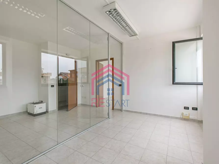 Immagine 6 di Ufficio in vendita  in Via Castelli Romani 41 a Pomezia