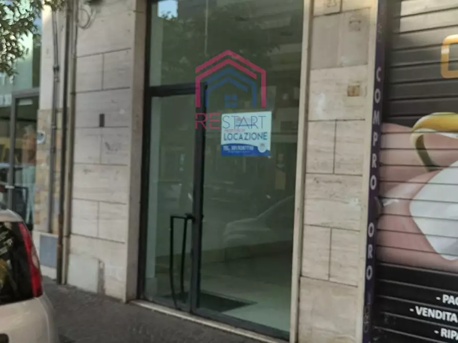 Immagine 1 di Negozio in affitto  in Via Roma 23 a Pomezia