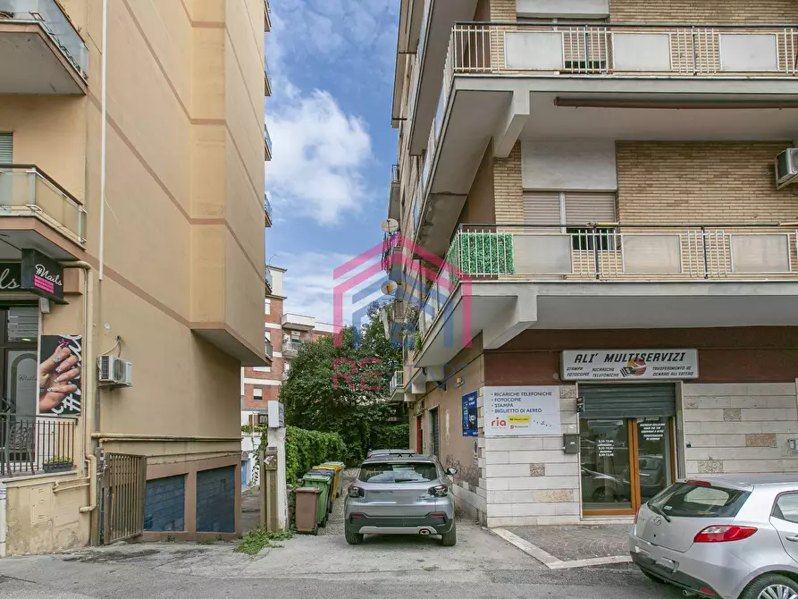 Immagine 2 di Negozio in vendita  in Via Metastasio 9 a Pomezia