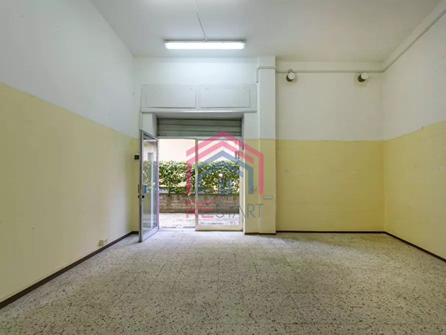 Immagine 8 di Negozio in vendita  in Via Metastasio 9 a Pomezia