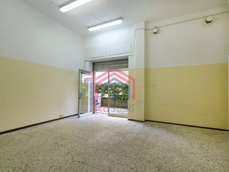 Immagine 9 di Negozio in vendita  in Via Metastasio 9 a Pomezia