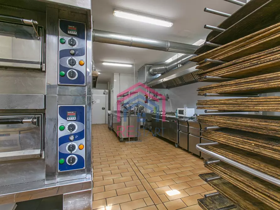 Immagine 16 di Attività commerciale in vendita  in Via Carducci 70 a Aprilia