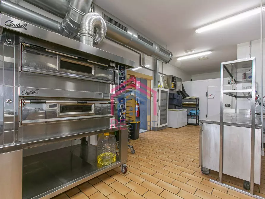 Immagine 18 di Attività commerciale in vendita  in Via Carducci 70 a Aprilia