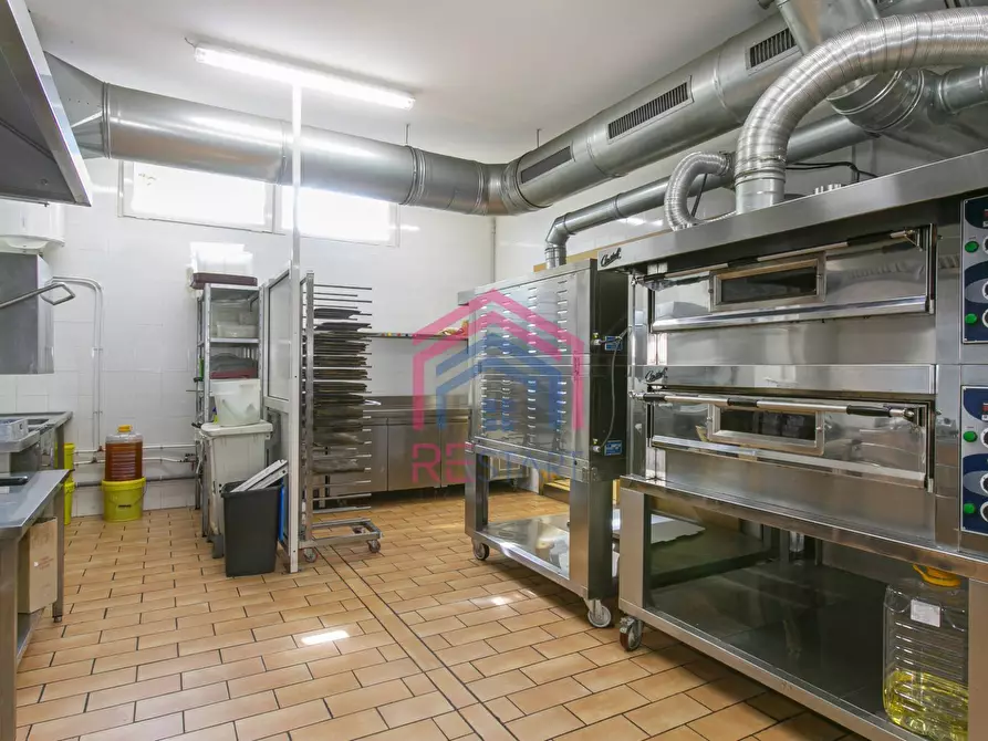 Immagine 21 di Attività commerciale in vendita  in Via Carducci 70 a Aprilia