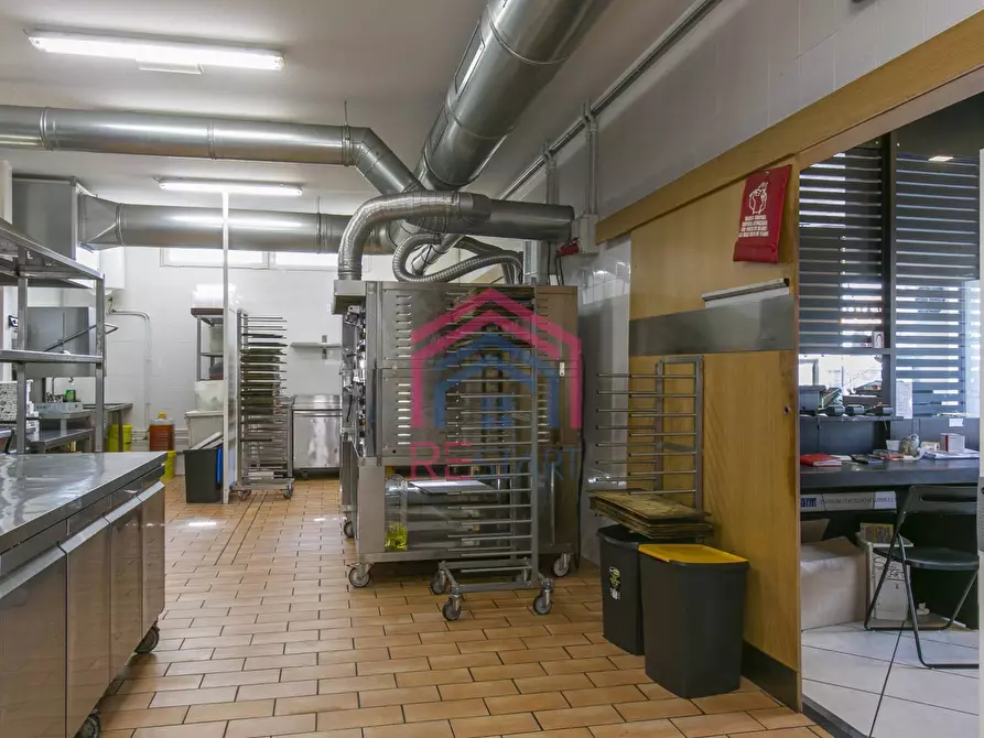 Immagine 23 di Attività commerciale in vendita  in Via Carducci 70 a Aprilia