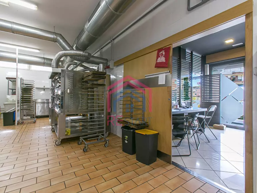 Immagine 24 di Attività commerciale in vendita  in Via Carducci 70 a Aprilia