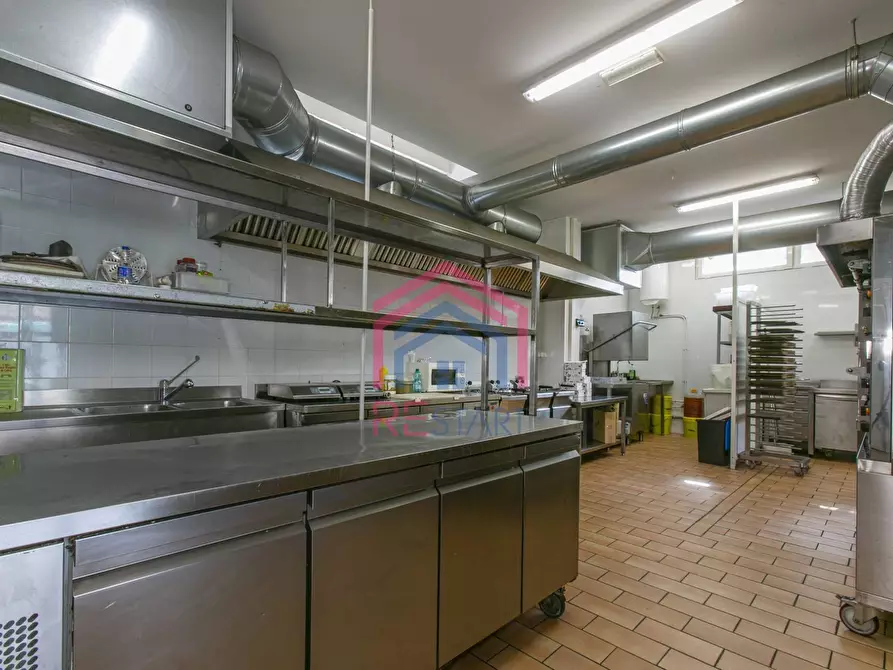 Immagine 25 di Attività commerciale in vendita  in Via Carducci 70 a Aprilia