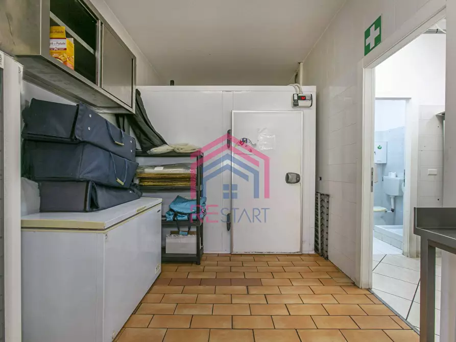 Immagine 28 di Attività commerciale in vendita  in Via Carducci 70 a Aprilia