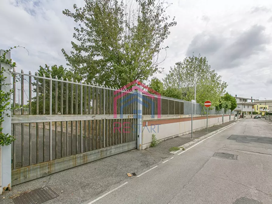 Immagine 5 di Locale commerciale in vendita  in Via Pontina a Aprilia