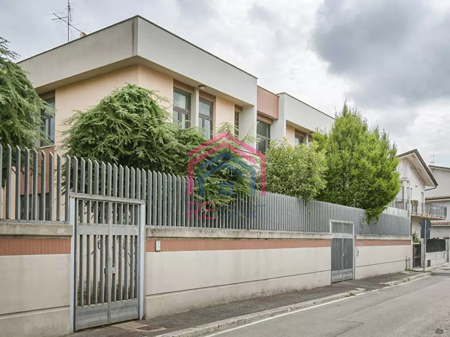 Immagine 6 di Locale commerciale in vendita  in Via Pontina a Aprilia