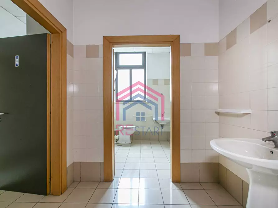 Immagine 10 di Locale commerciale in vendita  in Via Pontina a Aprilia