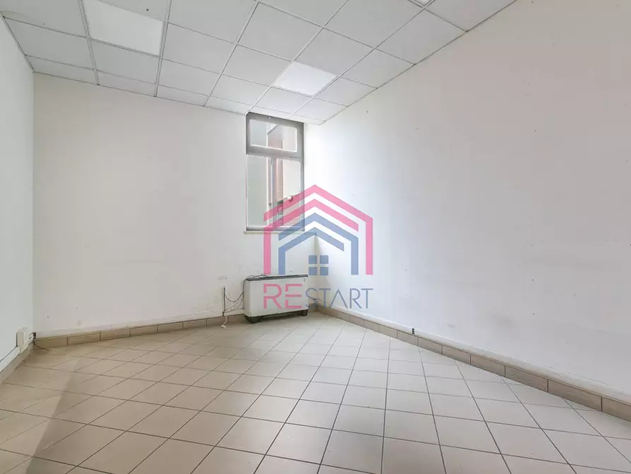 Immagine 13 di Locale commerciale in vendita  in Via Pontina a Aprilia