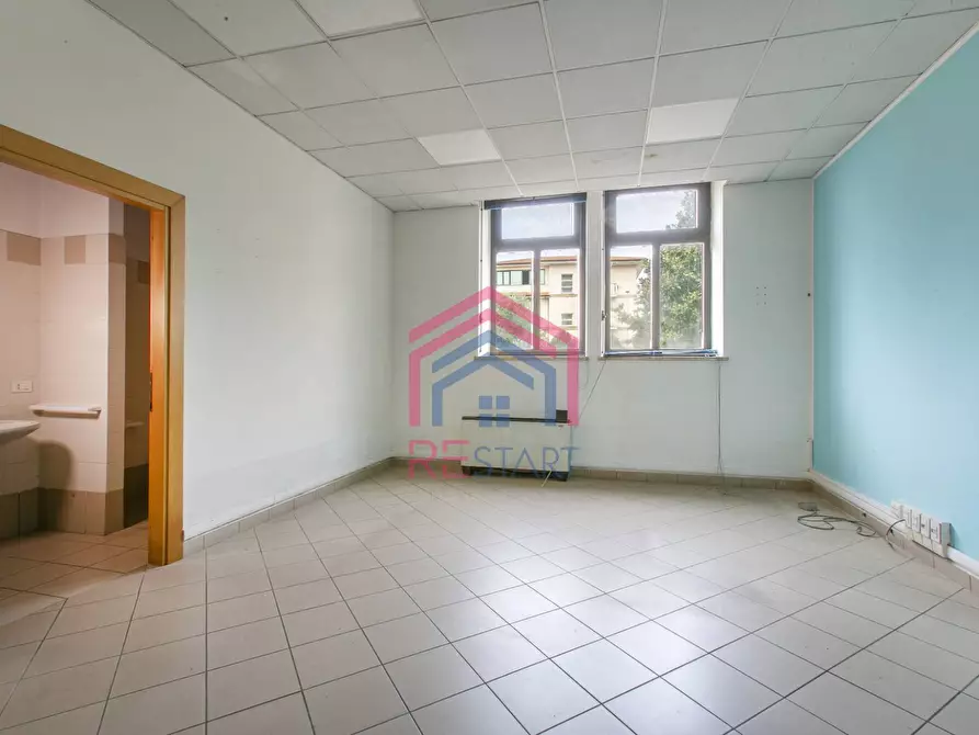 Immagine 18 di Locale commerciale in vendita  in Via Pontina a Aprilia