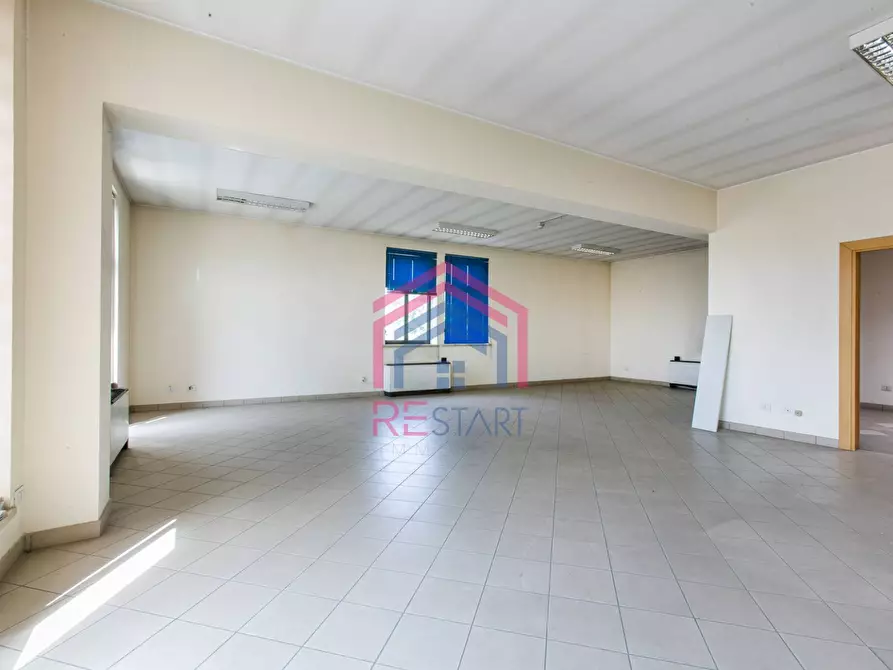 Immagine 21 di Locale commerciale in vendita  in Via Pontina a Aprilia