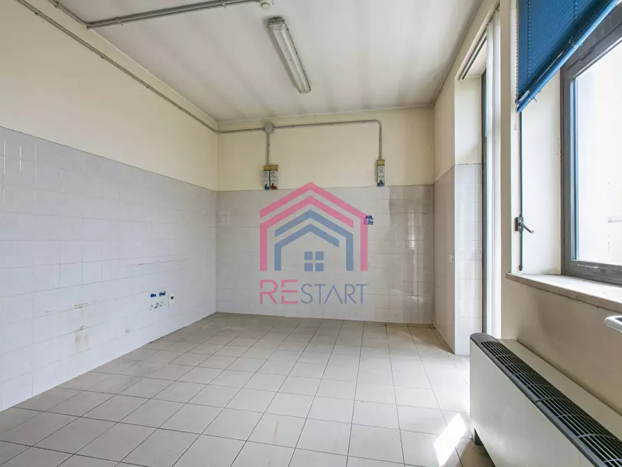 Immagine 22 di Locale commerciale in vendita  in Via Pontina a Aprilia