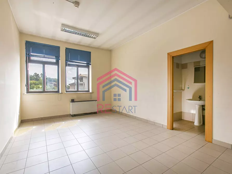 Immagine 26 di Locale commerciale in vendita  in Via Pontina a Aprilia