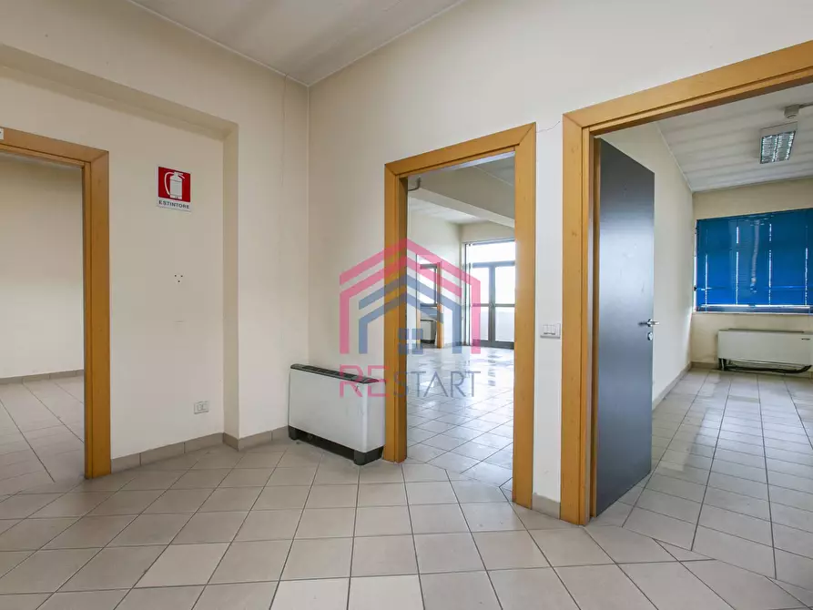 Immagine 27 di Locale commerciale in vendita  in Via Pontina a Aprilia