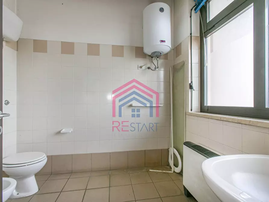 Immagine 30 di Locale commerciale in vendita  in Via Pontina a Aprilia