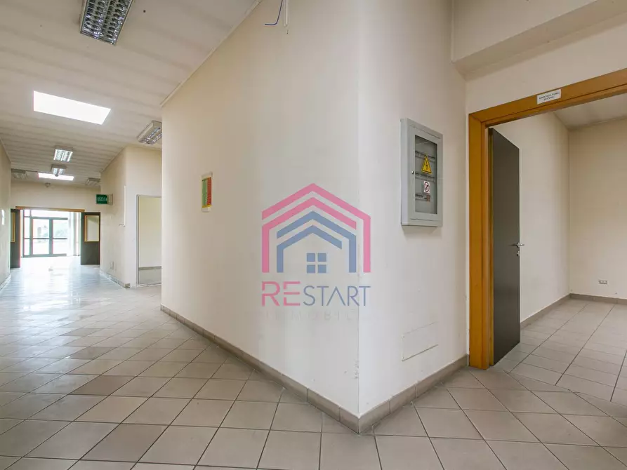 Immagine 31 di Locale commerciale in vendita  in Via Pontina a Aprilia