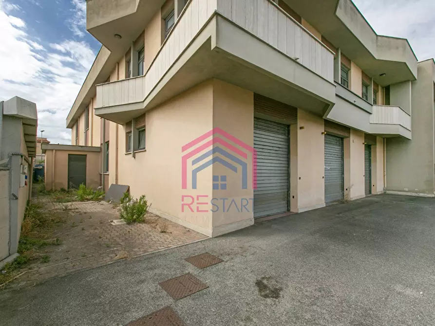 Immagine 38 di Locale commerciale in vendita  in Via Pontina a Aprilia