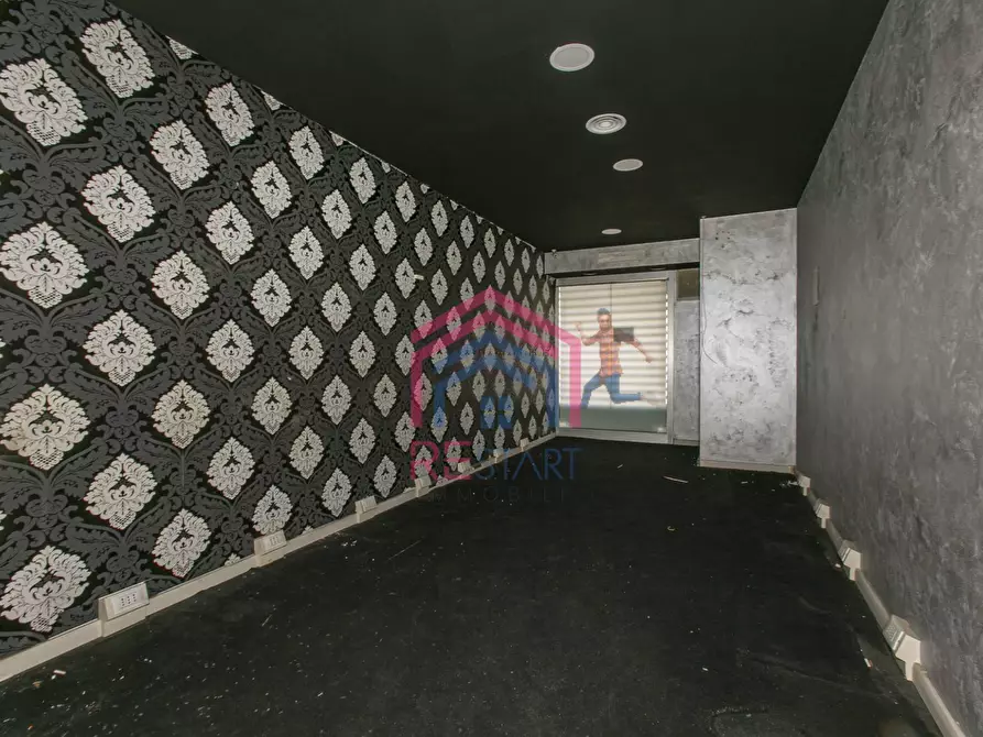 Immagine 17 di Locale commerciale in affitto  in Via Varrone 56 a Pomezia