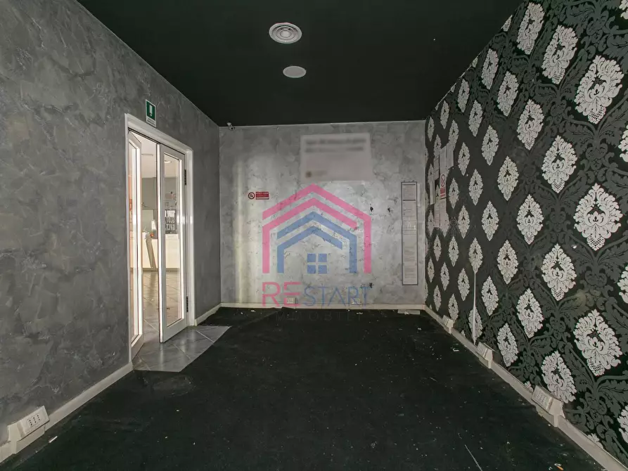 Immagine 18 di Locale commerciale in affitto  in Via Varrone 56 a Pomezia