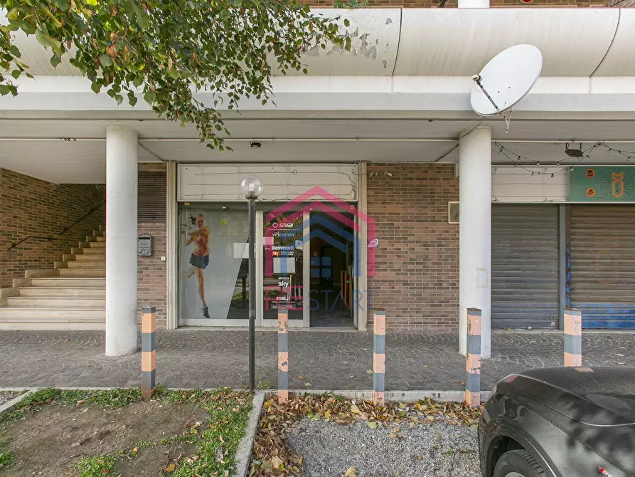 Immagine 3 di Locale commerciale in affitto  in Via Varrone 56 a Pomezia