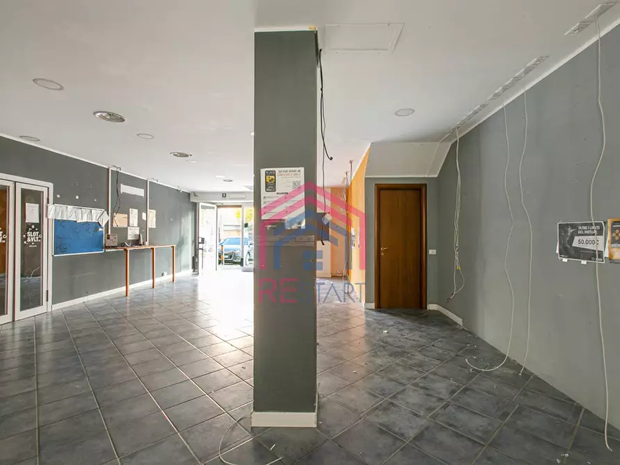 Immagine 10 di Locale commerciale in affitto  in Via Varrone 56 a Pomezia