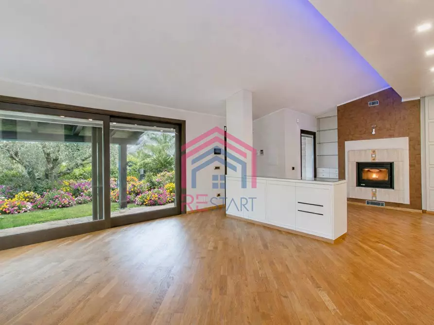 Immagine 1 di Villa in vendita  in Viale Ascanio 36 a Pomezia