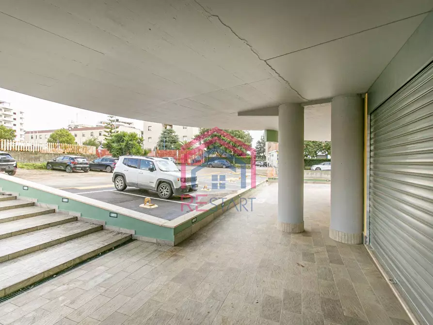 Immagine 10 di Locale commerciale in vendita  in Via Tiberio a Aprilia