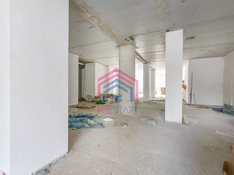 Immagine 16 di Locale commerciale in vendita  in Via Tiberio a Aprilia