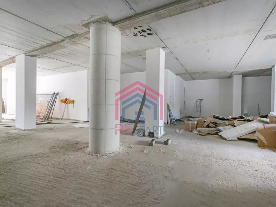 Immagine 18 di Locale commerciale in vendita  in Via Tiberio a Aprilia