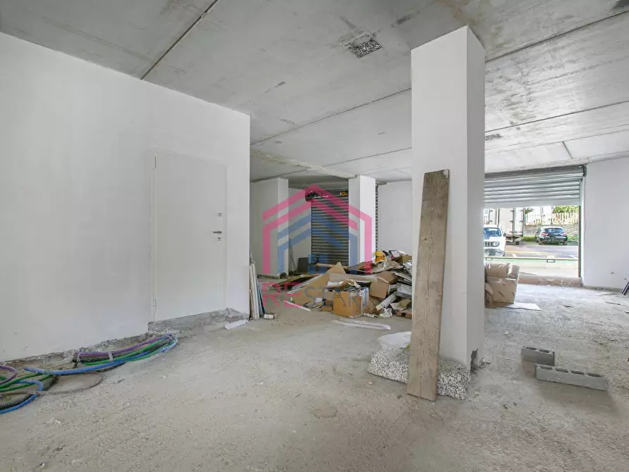 Immagine 19 di Locale commerciale in vendita  in Via Tiberio a Aprilia