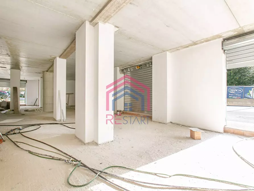 Immagine 20 di Locale commerciale in vendita  in Via Tiberio a Aprilia