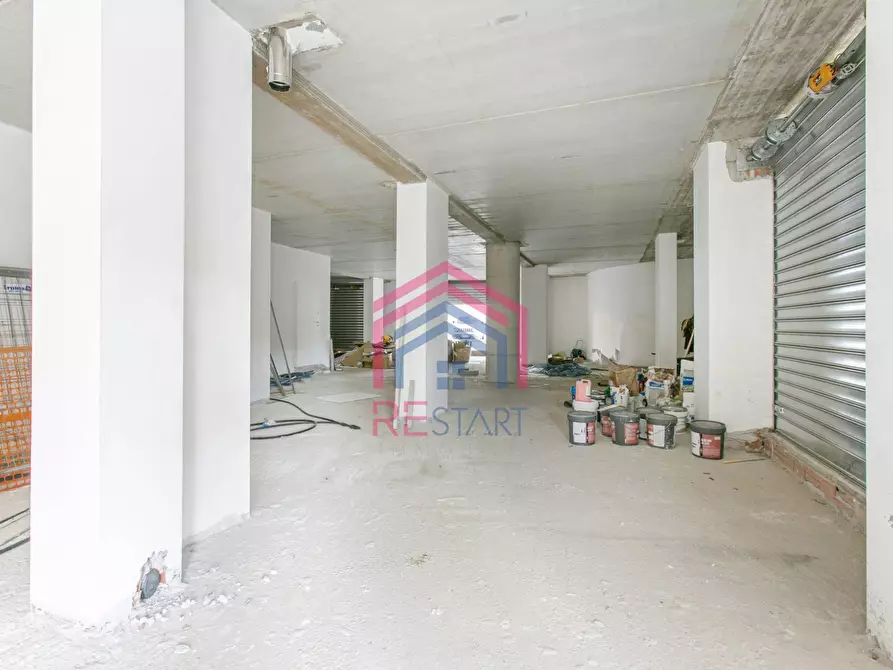 Immagine 21 di Locale commerciale in vendita  in Via Tiberio a Aprilia