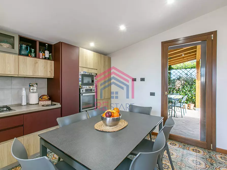 Immagine 10 di Casa semindipendente in vendita  in Viale Priamo 93 a Pomezia