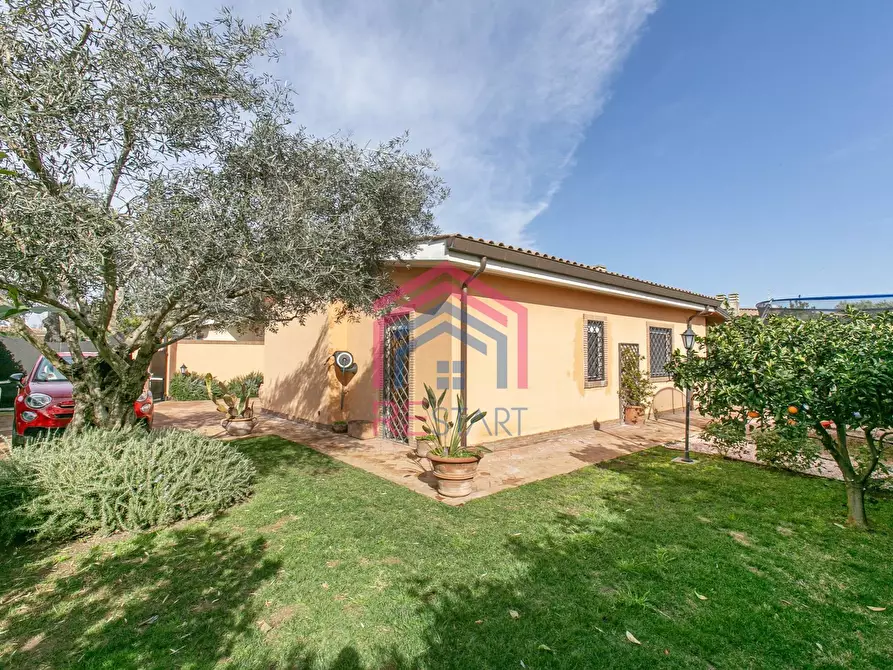 Immagine 1 di Casa semindipendente in vendita  in Viale Priamo 93 a Pomezia