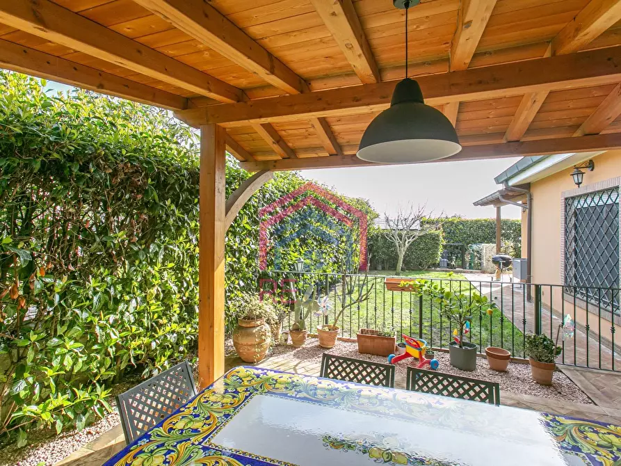 Immagine 45 di Casa semindipendente in vendita  in Viale Priamo 93 a Pomezia